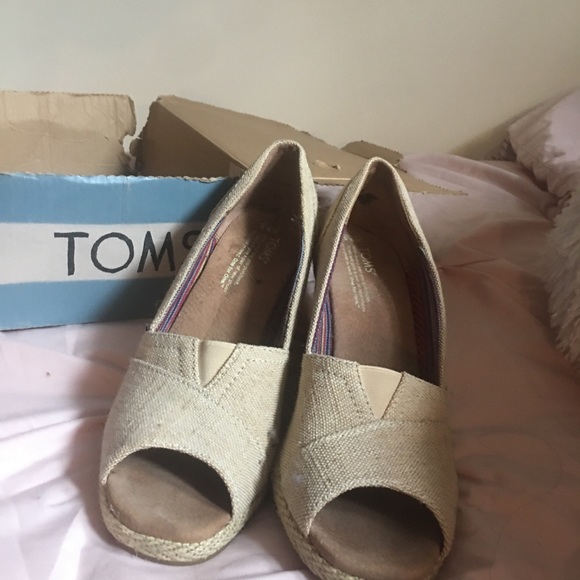 TOMS WEDGES - Picture 2 of 2